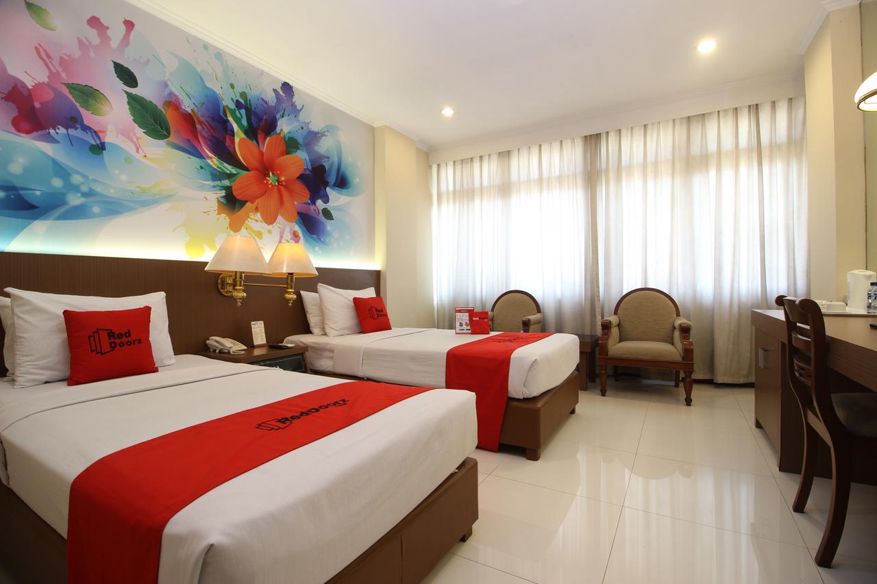 Reddoorz Premium @ Slamet Riyadi 2 Surakarta  Exterior photo