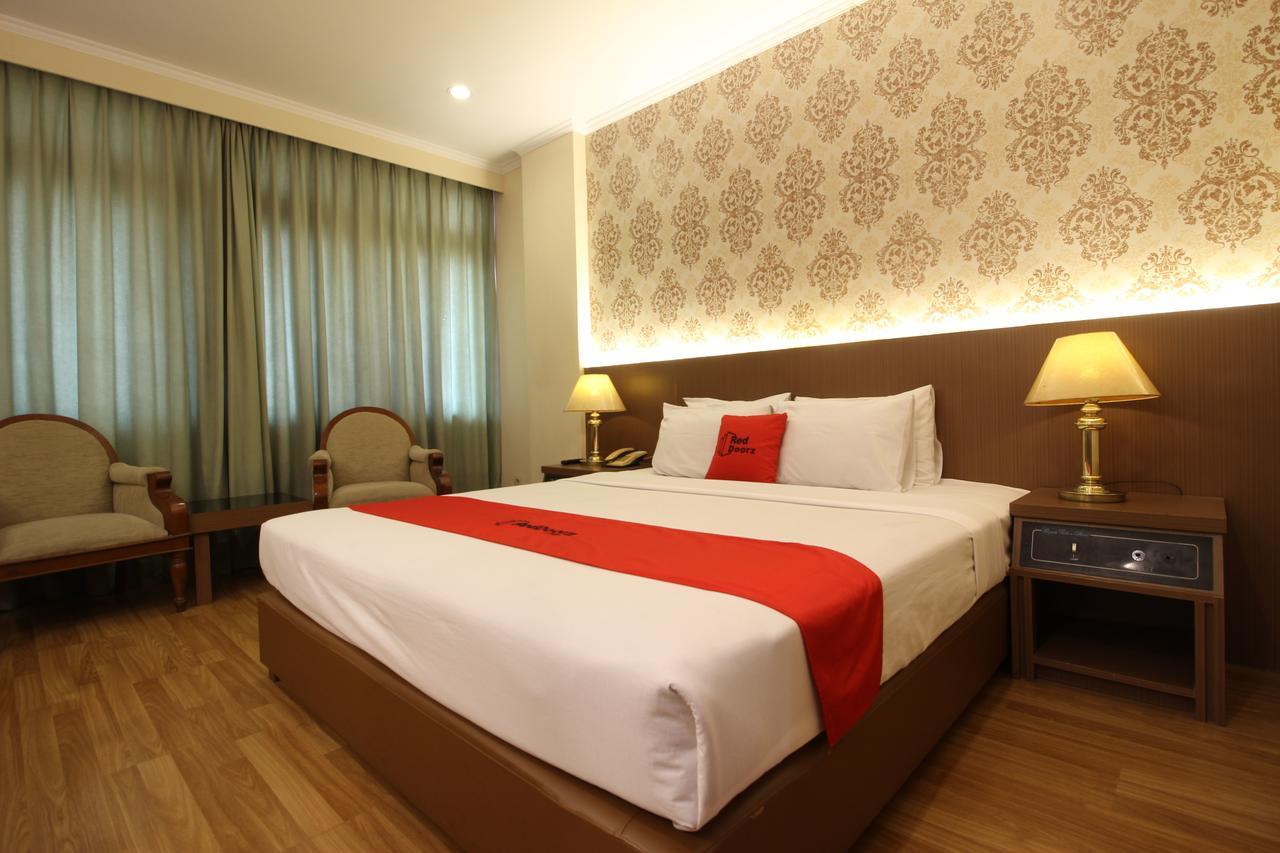 Reddoorz Premium @ Slamet Riyadi 2 Surakarta  Exterior photo
