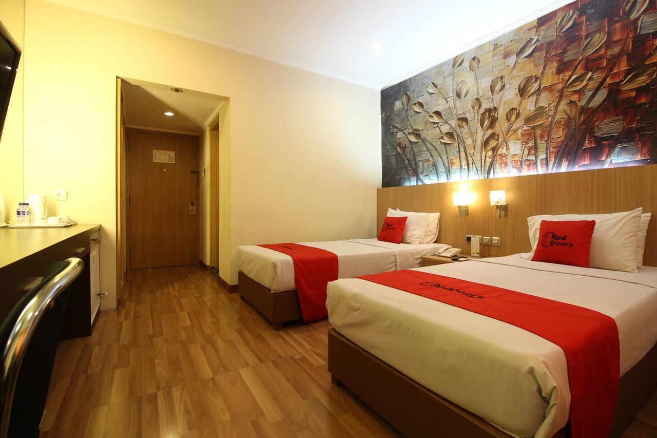 Reddoorz Premium @ Slamet Riyadi 2 Surakarta  Exterior photo