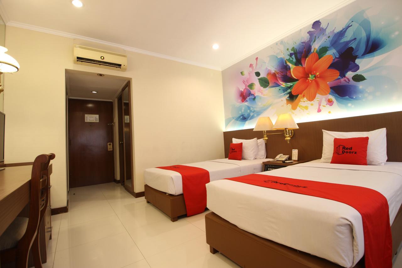 Reddoorz Premium @ Slamet Riyadi 2 Surakarta  Exterior photo