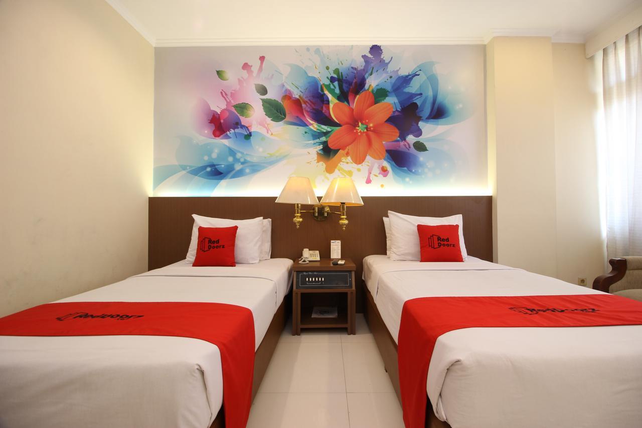 Reddoorz Premium @ Slamet Riyadi 2 Surakarta  Exterior photo